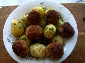 Молодой картофель с мясными шариками