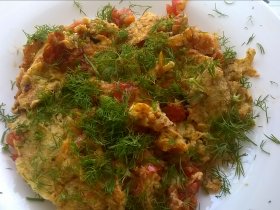 Омлет с луком и помидором