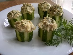 Закуска из огурца с сельдью и яйцом