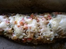 Лодочки из баклажанов с помидором и луком под сыром