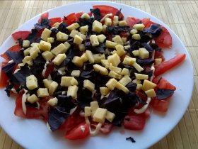 Салат с помидорами, сыром и базиликом
