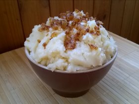 Картофельное пюре с сыром и жареным луком