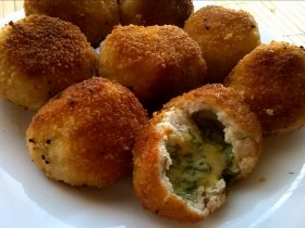 Куриные котлеты с сыром и маслом внутри