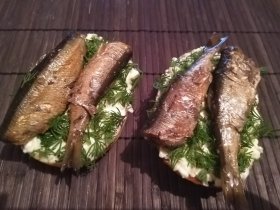 Бутерброды со шпротами, плавленым сыром и укропом