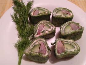 Шпинатные блинчики с сельдью и огурцом