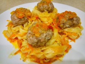 Макаронные гнезда с фаршем и соусом