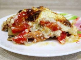 Свинина с грибами, помидорами и луком в духовке