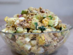Салат с сайрой, яйцом и огурцом