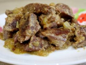 Тушеная печень в сметане с луком