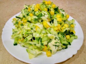 Салат из капусты с кукурузой и огурцами