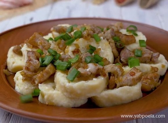 Ленивые вареники с луком и беконом