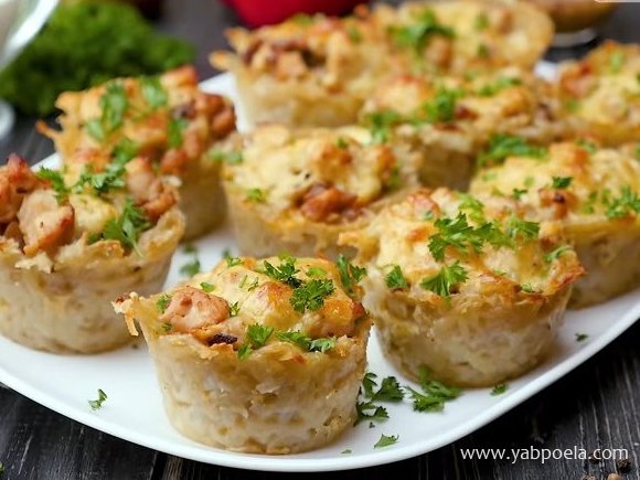 Картофельные корзинки с грибами и курицей