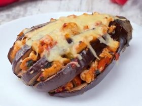 Баклажан запеченный с курицей и овощами