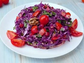 Салат из красной капусты с помидором и орехами