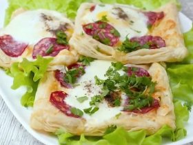 Слойки с яйцом и колбасой в духовке