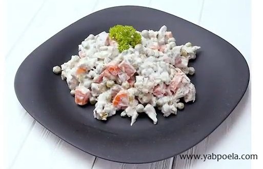 Салат с куриной грудкой и горошком