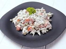 Салат с куриной грудкой и горошком
