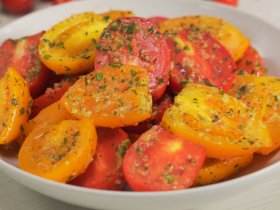 Закуска из помидоров с чесноком и зеленью