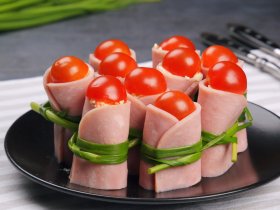 Рулетики из ветчины с сыром и помидором
