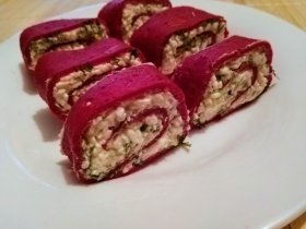 Красные блины с сыром и зеленью