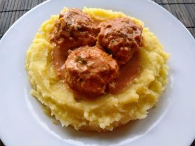 Сочные тефтели с соусом в духовке