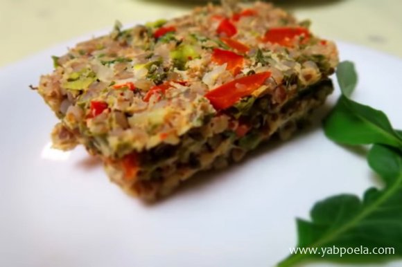 Гречневая запеканка с курицей, перцем и зеленью