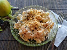 Салат с курицей, яблоком и черносливом
