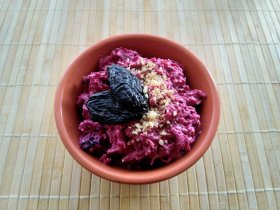 Салат из свеклы с черносливом и орехами