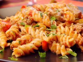 Макароны с фаршем и овощами