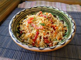 Салат из капусты с перцем и кунжутом