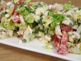 Салат с курицей, творогом и зеленью
