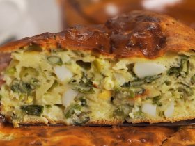 Заливной пирог с зеленым луком и яйцом