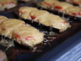 Баклажаны с фаршем и помидором в духовке