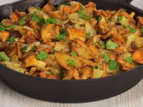 Картофель с лисичками и луком