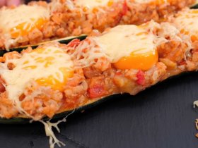 Лодочки из цукини с фаршем и яйцом