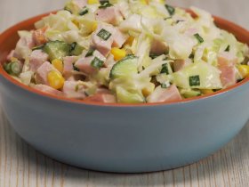 Салат из капусты с кукурузой и ветчиной