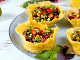 Салат по-мексикански в сырных корзинках