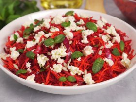 Салат из свежей свеклы и моркови