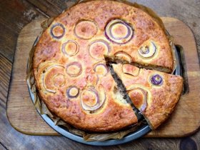 Пирог с тунцом и луком