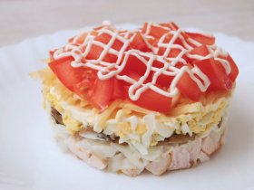 Слоеный салат с курицей и грибами