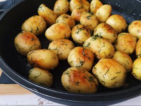 Молодой картофель с чесноком и укропом
