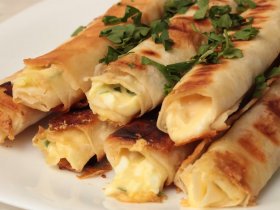 Трубочки из лаваша с сыром и яйцом