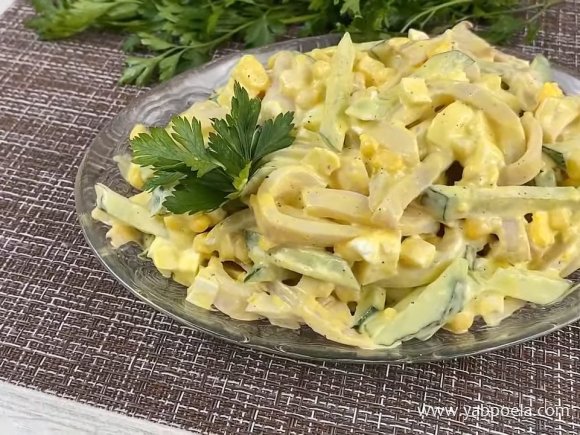 Салат с кальмарами и кукурузой