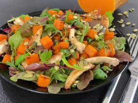 Салат с курицей и тыквой