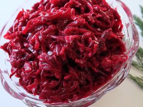 Салат из свеклы и соленых огурцов