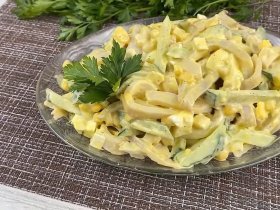 Салат с кальмарами и кукурузой