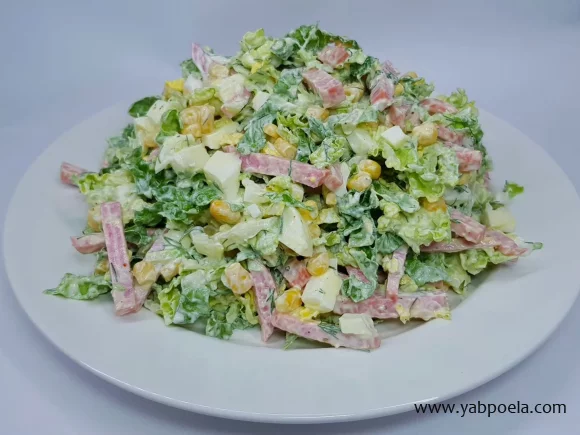 Салат с колбасой, пекинской капустой и кукурузой