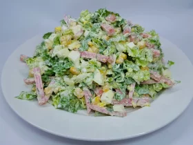 Салат с колбасой, пекинской капустой и кукурузой