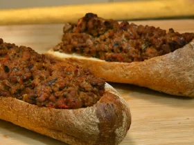 Багет с мясной начинкой и сыром
