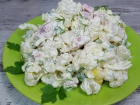 Салат из цветной капусты с колбасой